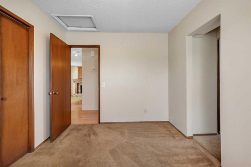 124 Macewan Drive Nw, Calgary, AB - Indoor Photo Showing Other Room