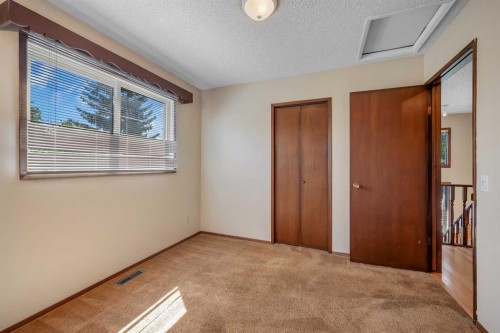 124 Macewan Drive Nw, Calgary, AB - Indoor Photo Showing Other Room