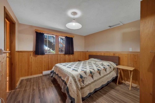124 Macewan Drive Nw, Calgary, AB - Indoor Photo Showing Bedroom