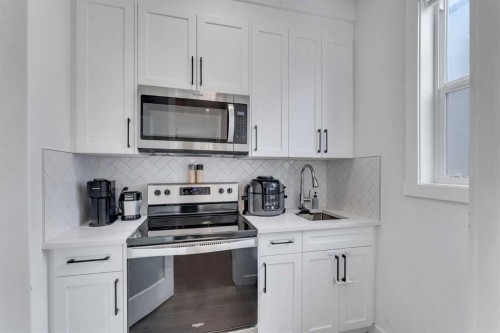 202 Kinniburgh Crescent, Chestermere, AB - Indoor Photo Showing Kitchen