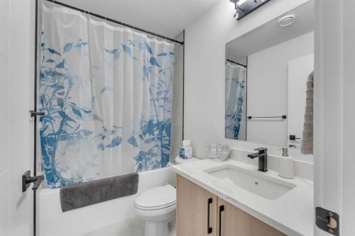 202 Kinniburgh Crescent, Chestermere, AB - Indoor Photo Showing Bathroom