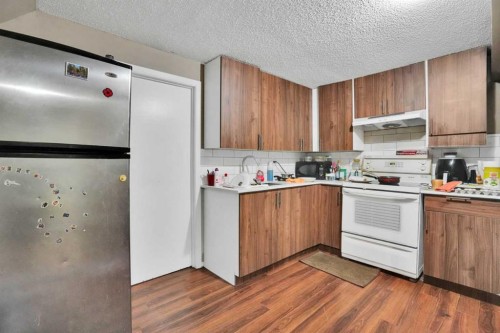 95 Castlegreen Close Ne, Calgary, AB - Indoor Photo Showing Kitchen