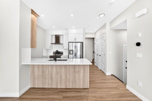 1069 Bayview Crescent Sw, Airdrie, AB - Indoor Photo Showing Kitchen