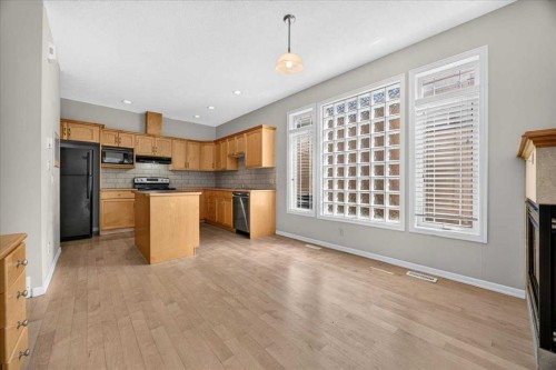 262 21 Avenue Ne, Calgary, AB - Indoor Photo Showing Kitchen