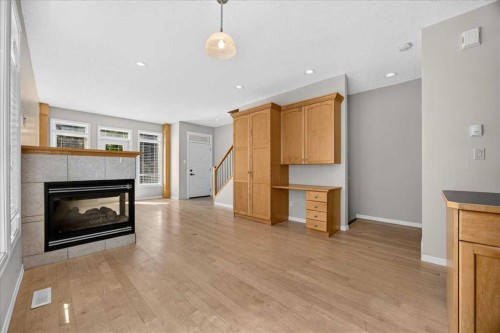 262 21 Avenue Ne, Calgary, AB - Indoor Photo Showing Living Room With Fireplace