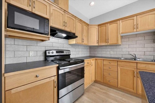 262 21 Avenue Ne, Calgary, AB - Indoor Photo Showing Kitchen
