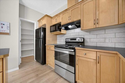 262 21 Avenue Ne, Calgary, AB - Indoor Photo Showing Kitchen