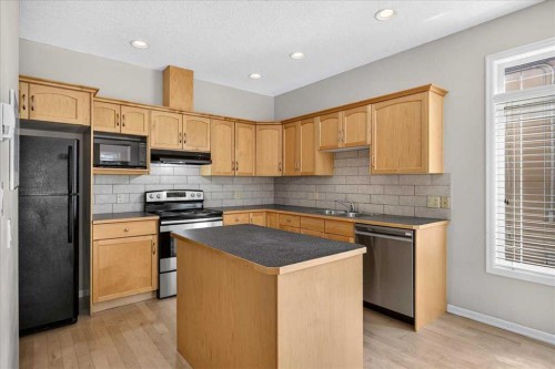 262 21 Avenue Ne, Calgary, AB - Indoor Photo Showing Kitchen With Double Sink