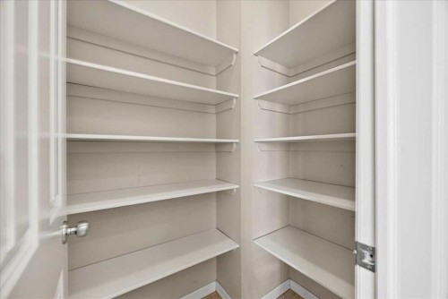 262 21 Avenue Ne, Calgary, AB - Indoor With Storage