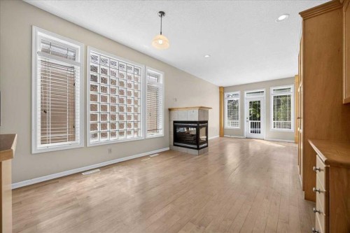 262 21 Avenue Ne, Calgary, AB - Indoor Photo Showing Living Room With Fireplace