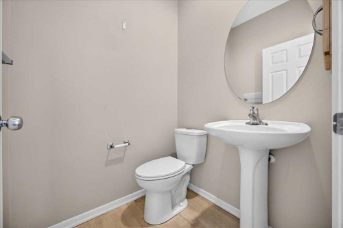 262 21 Avenue Ne, Calgary, AB - Indoor Photo Showing Bathroom