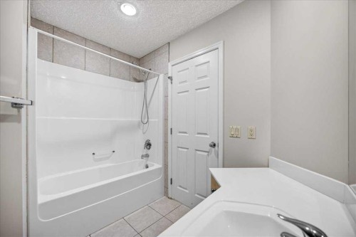 262 21 Avenue Ne, Calgary, AB - Indoor Photo Showing Bathroom
