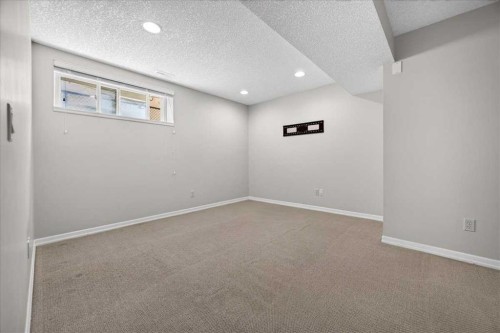 262 21 Avenue Ne, Calgary, AB - Indoor Photo Showing Other Room