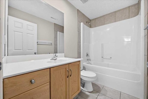 262 21 Avenue Ne, Calgary, AB - Indoor Photo Showing Bathroom