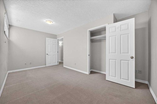 262 21 Avenue Ne, Calgary, AB - Indoor Photo Showing Other Room