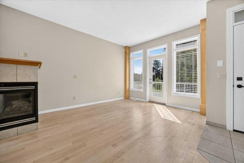 262 21 Avenue Ne, Calgary, AB - Indoor Photo Showing Living Room With Fireplace