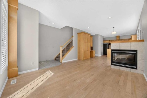 262 21 Avenue Ne, Calgary, AB - Indoor Photo Showing Living Room With Fireplace
