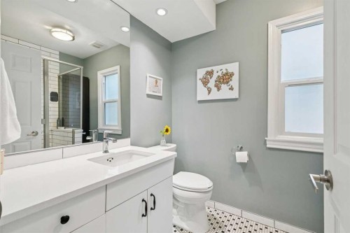 2027 4 Avenue Nw, Calgary, AB - Indoor Photo Showing Bathroom