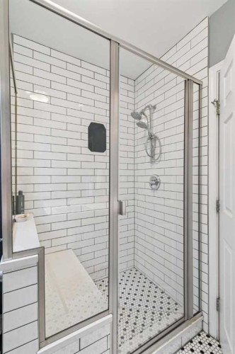2027 4 Avenue Nw, Calgary, AB - Indoor Photo Showing Bathroom