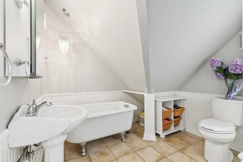2027 4 Avenue Nw, Calgary, AB - Indoor Photo Showing Bathroom