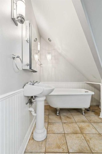 2027 4 Avenue Nw, Calgary, AB - Indoor Photo Showing Bathroom