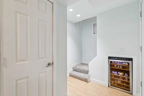 2027 4 Avenue Nw, Calgary, AB - Indoor Photo Showing Other Room