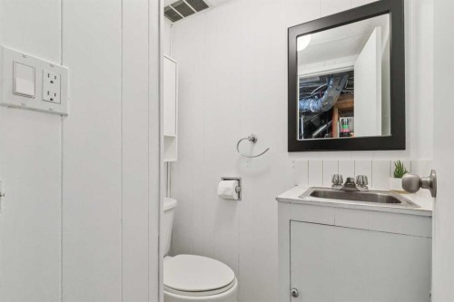 2027 4 Avenue Nw, Calgary, AB - Indoor Photo Showing Bathroom