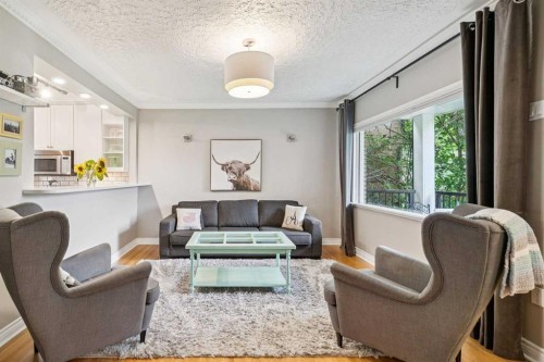 2027 4 Avenue Nw, Calgary, AB - Indoor Photo Showing Living Room
