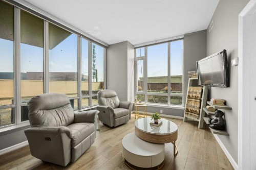 206-210 15 Avenue Se, Calgary, AB - Indoor Photo Showing Living Room