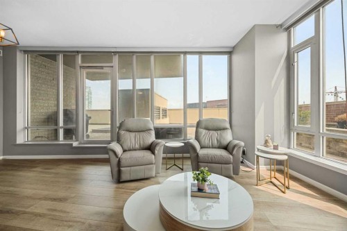 206-210 15 Avenue Se, Calgary, AB - Indoor Photo Showing Living Room