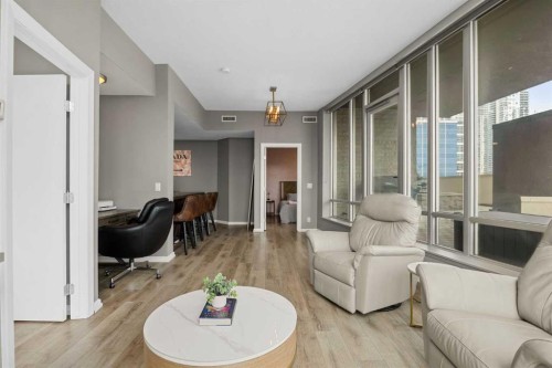 206-210 15 Avenue Se, Calgary, AB - Indoor Photo Showing Living Room