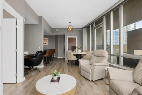 206-210 15 Avenue Se, Calgary, AB - Indoor Photo Showing Living Room