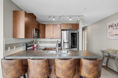 206-210 15 Avenue Se, Calgary, AB - Indoor Photo Showing Kitchen