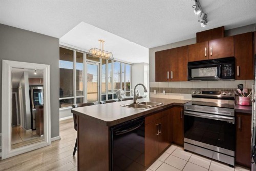 206-210 15 Avenue Se, Calgary, AB - Indoor Photo Showing Kitchen With Double Sink