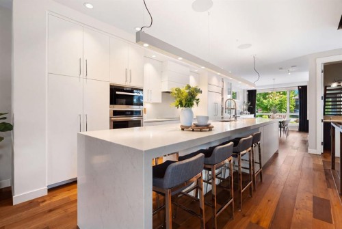 2201 Bowness Road Nw, Calgary, AB - Indoor Photo Showing Kitchen With Upgraded Kitchen