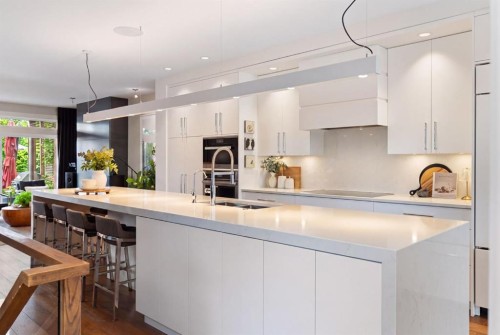 2201 Bowness Road Nw, Calgary, AB - Indoor Photo Showing Kitchen With Double Sink With Upgraded Kitchen