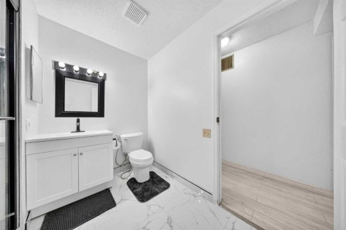 711-200 Brookpark Drive Sw, Calgary, AB - Indoor Photo Showing Bathroom
