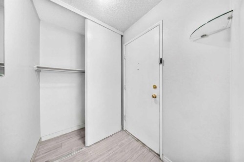 711-200 Brookpark Drive Sw, Calgary, AB - Indoor Photo Showing Other Room