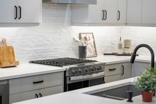 541 Bridgeport Street, Chestermere, AB - Indoor Photo Showing Kitchen With Upgraded Kitchen