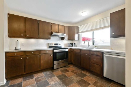 135 Manora Hill Ne, Calgary, AB - Indoor Photo Showing Kitchen