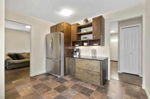 135 Manora Hill Ne, Calgary, AB - Indoor Photo Showing Kitchen