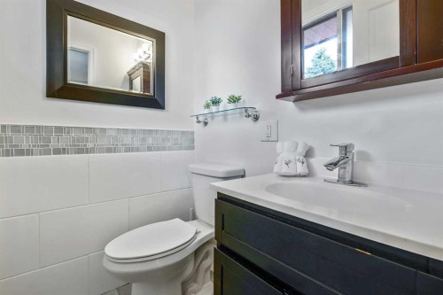 135 Manora Hill Ne, Calgary, AB - Indoor Photo Showing Bathroom