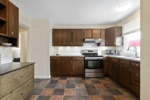 135 Manora Hill Ne, Calgary, AB - Indoor Photo Showing Kitchen