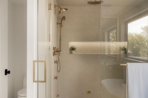 692 West Chestermere Drive, Chestermere, AB - Indoor Photo Showing Bathroom