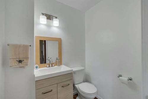 174 Woodmont Terrace Sw, Calgary, AB - Indoor Photo Showing Bathroom