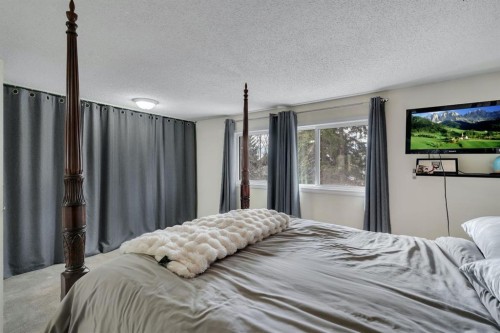 174 Woodmont Terrace Sw, Calgary, AB - Indoor Photo Showing Bedroom