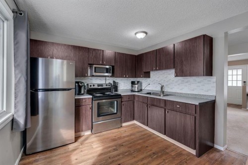 174 Woodmont Terrace Sw, Calgary, AB - Indoor Photo Showing Kitchen