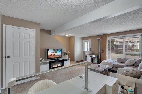 174 Woodmont Terrace Sw, Calgary, AB - Indoor Photo Showing Living Room