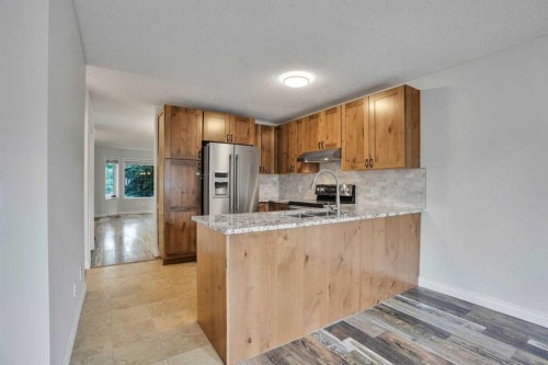 7152 Sierra Morena Boulevard Sw, Calgary, AB - Indoor Photo Showing Kitchen