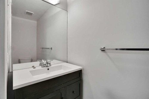 7152 Sierra Morena Boulevard Sw, Calgary, AB - Indoor Photo Showing Bathroom